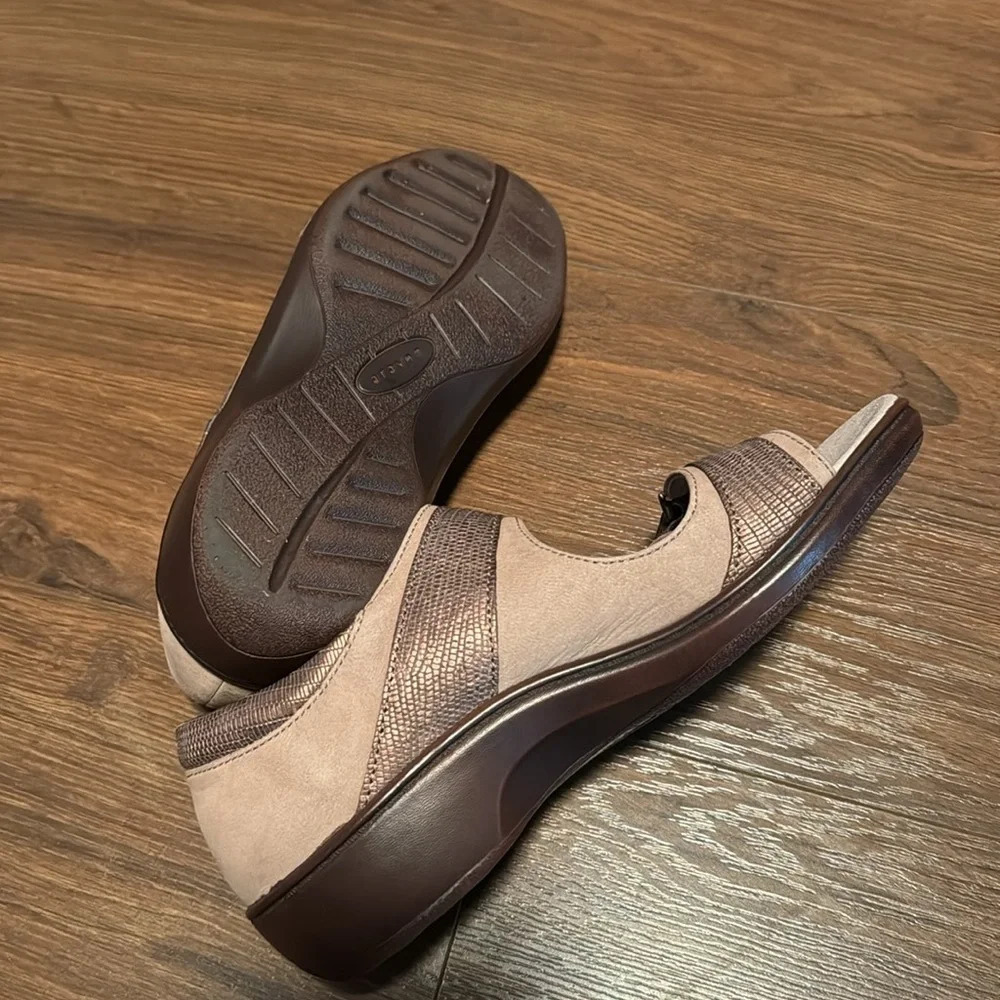 Aravon by Rockport Duxbury Two Strap Taupe Leather  Sandal  *CH4079. Size 7 - Picture 6 of 7